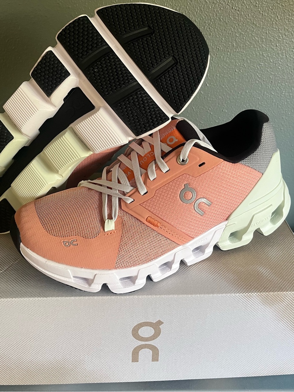 On Cloudflyer 4 Peach/Aloe Women’s Running Shoes Size 7.5 New in Box
